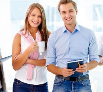 adultos-felices-de-estudiar-en-el-exterior