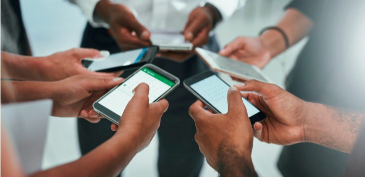 manos-usando-apps-para-aprender-ingles