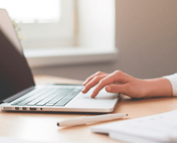 mujer-buscando-trabajo-en-australia-en-portatil