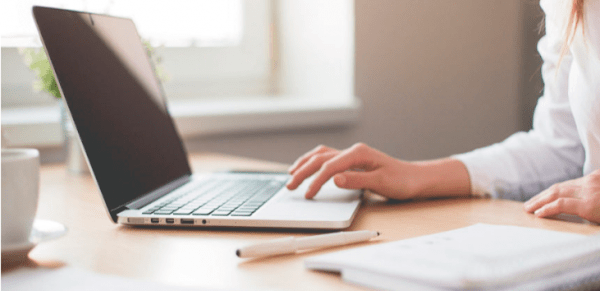 mujer-buscando-trabajo-en-australia-en-portatil