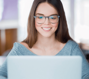 mujer-planeando-su-proximo-viaje-en-su-pc