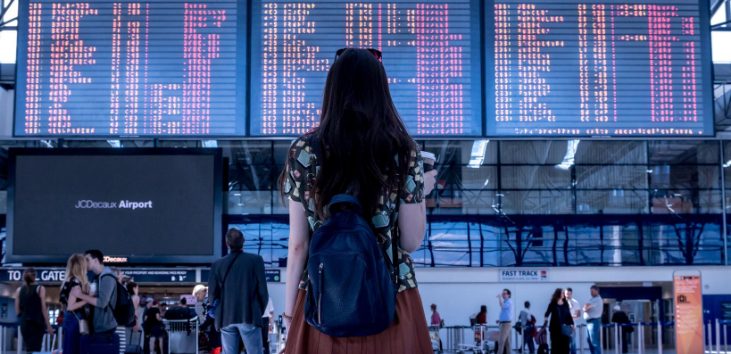mujer-mirando-vuelos-en-aeropuerto