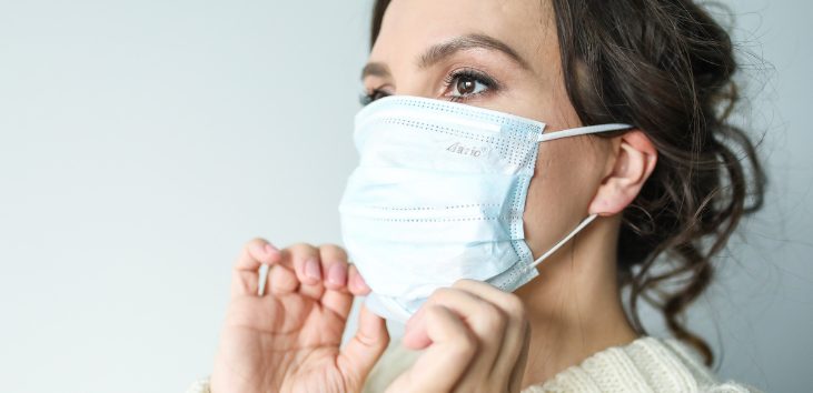 mujer-usando-tapabocas