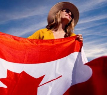 mujer-sosteniendo-bandera-de-canada