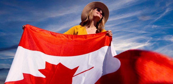 mujer-sosteniendo-bandera-de-canada