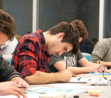 joevenes-estudiando-y-escribiendo-en-hojas