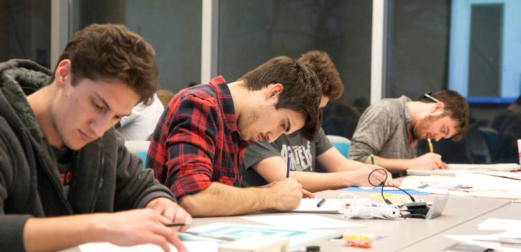 joevenes-estudiando-y-escribiendo-en-hojas