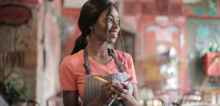 mujer-trabajando-de-mesera-en-el-extranjero