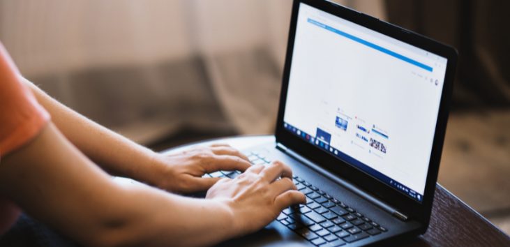 persona-trabajando-en-portatil