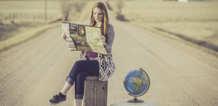 mujer-en-medio-de-carretera-mirando-mapa