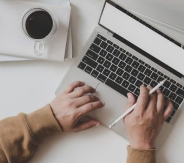 manos-de-persona-usando-portatil