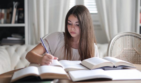 joven-escribiendo-en-un-libro