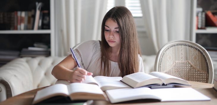 joven-escribiendo-en-un-libro