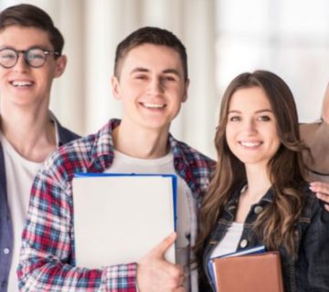 estudiantes-felices-mirando-la-camara