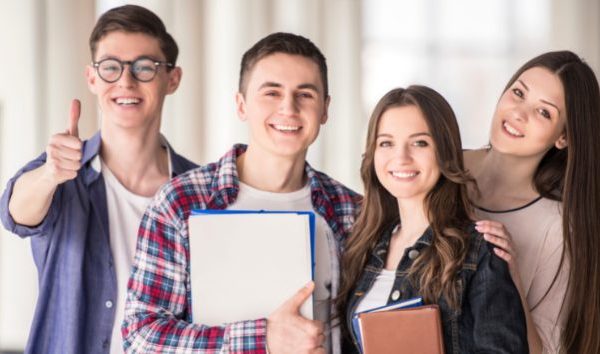 estudiantes-felices-mirando-la-camara