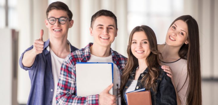 estudiantes-felices-mirando-la-camara